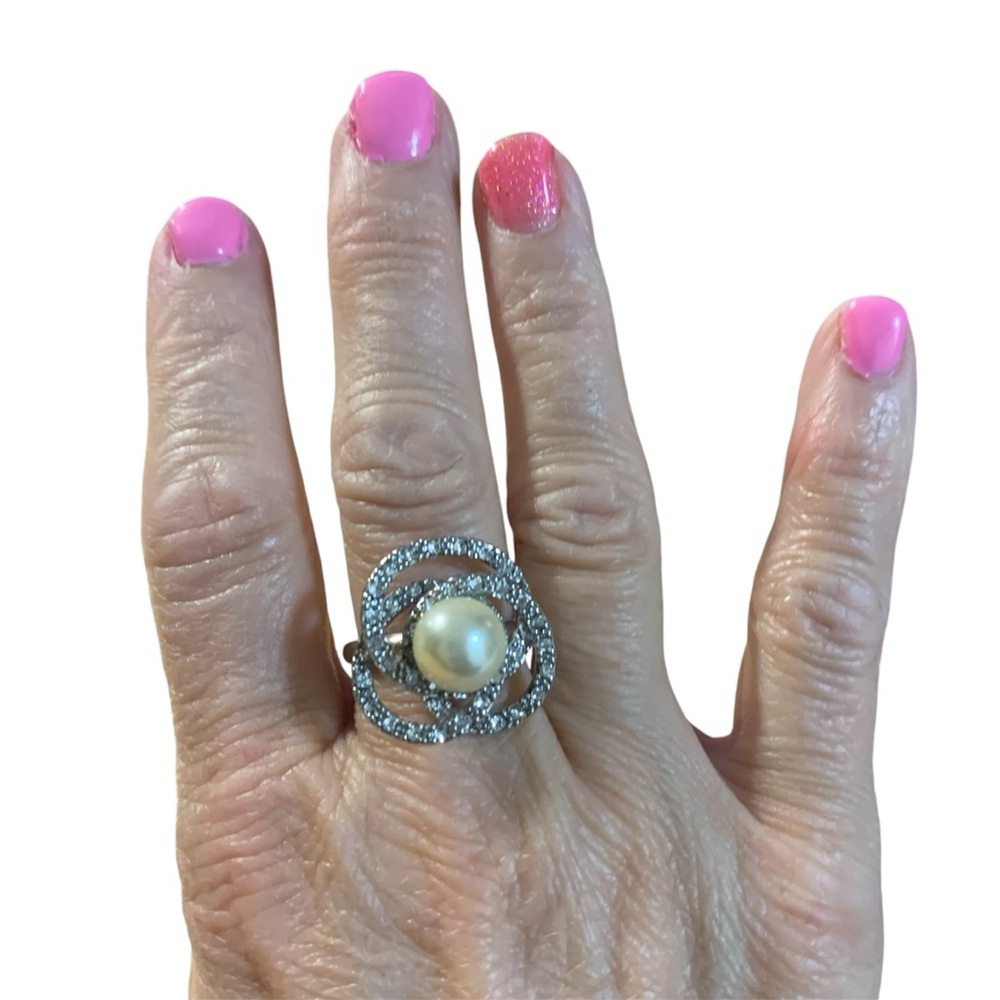 Avon Pretty Pearlesque ring size 9 silver tone large flower design NIB